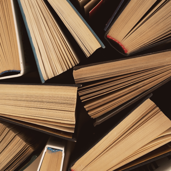 Siedem nieco starszych książek przedstawionych z góry, lekko otwartych jako udogodnienie bookcrossing w galerii sudeckiej.