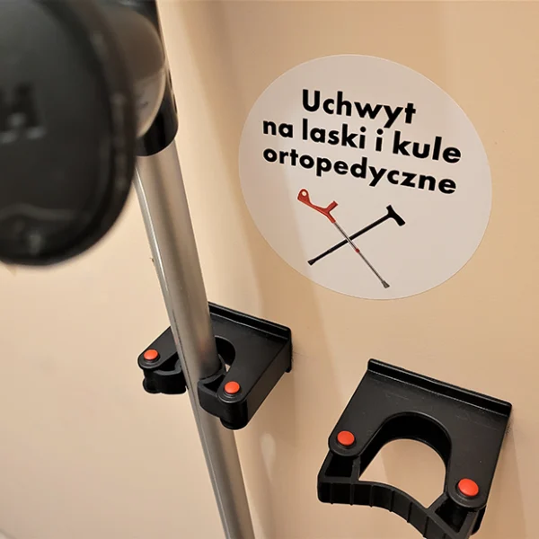 Obraz przedstawia uchwyty na laski i kule ortopedyczne w toalecie