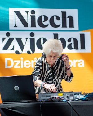 starsza babcia grająca na dj