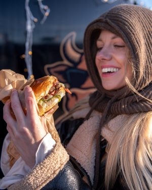 kobieta je burgera. zlot foodtracków w galerii solnej