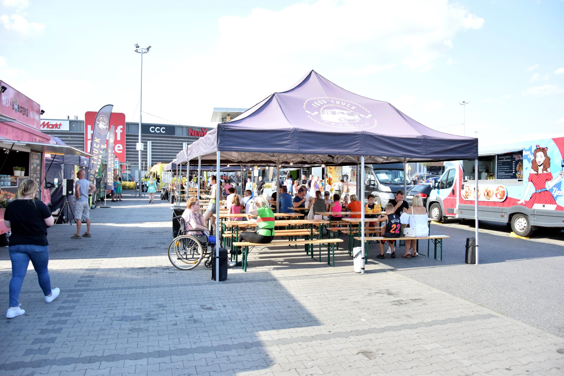 Wydarzenie w Galerii Solnej, na zdjęciu jest namiot, ławki, foodtracki