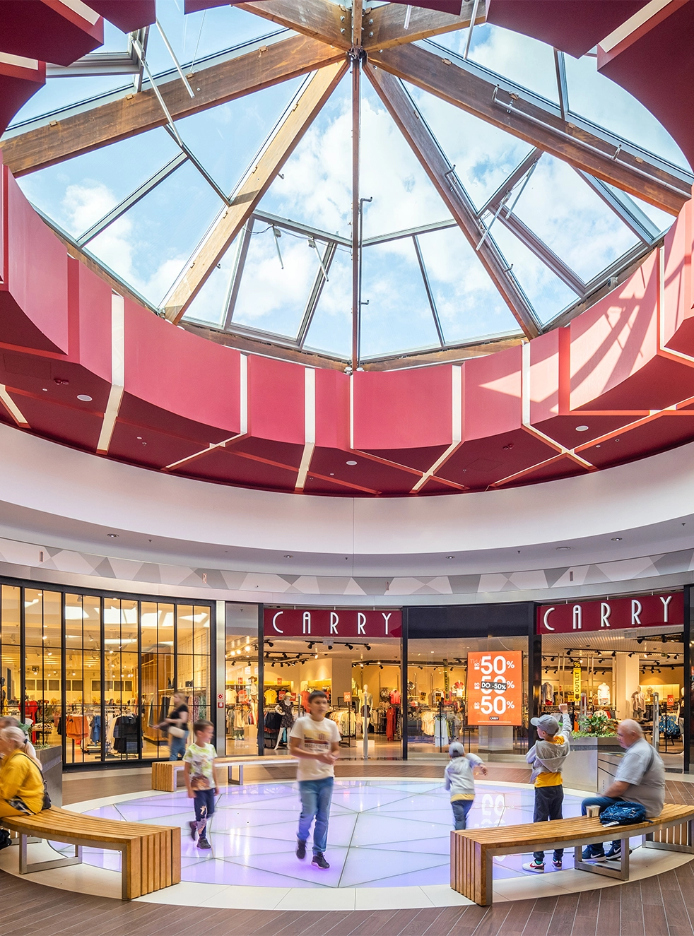 Zdjęcie wnętrze Galerii Solnej. W tle mamy najemców oraz klientów centrum