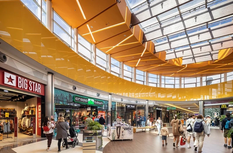 pasaż galerii solnej na której widać najemców i klientów centrum handlowego