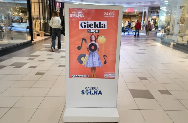 zdjęcie przykładowego plakatu na standzie na pasażu Galerii Solnej